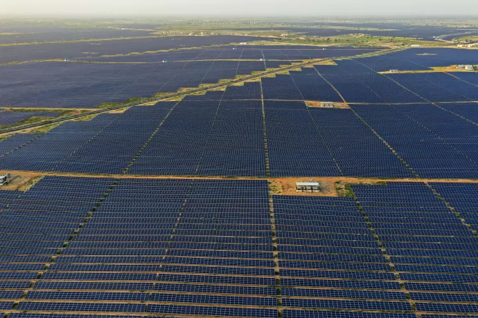 Az 5700 hektáros Bhadla Solar Park – Fotó: Sajjad Hussain / AFP