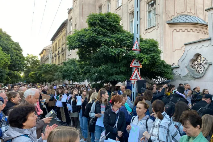 Protesters demand reinstatement of fired teachers in Budapest
